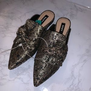 BNWT DKNY GOLD AND BLACK POINTED TOE MULES
